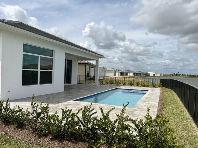 11243 SW Pietra Wy in Port St. Lucie, FL - Foto de edificio - Building Photo