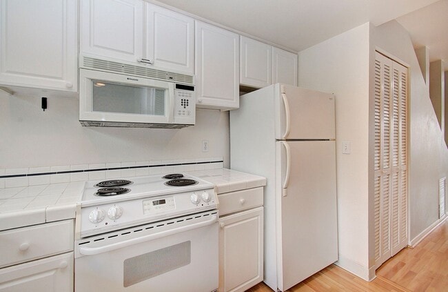 124 N Hayden Bay Dr in Portland, OR - Building Photo - Building Photo