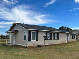 300 Carriage Ln in Albany, GA - Building Photo