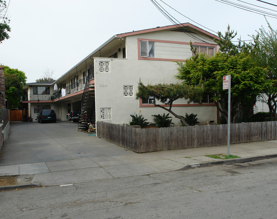 220 S Idaho St in San Mateo, CA - Building Photo