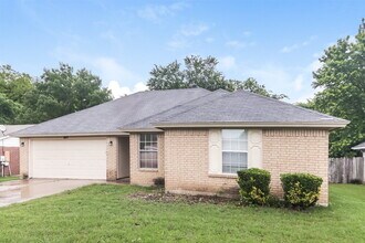 807 Young Dr in Cedar Hill, TX - Building Photo - Building Photo