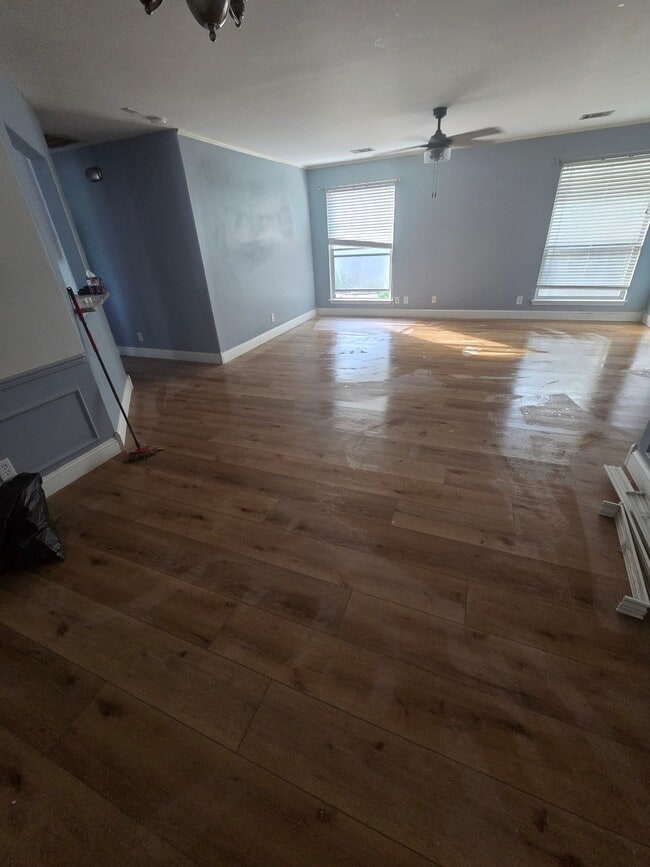 8826 Fernbrook in San Antonio, TX - Foto de edificio - Building Photo