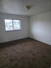 264 Ecols St S in Monmouth, OR - Foto de edificio - Building Photo