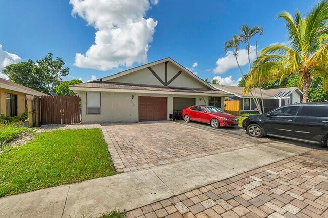 7432 SW 12th Ct in North Lauderdale, FL - Building Photo - Building Photo