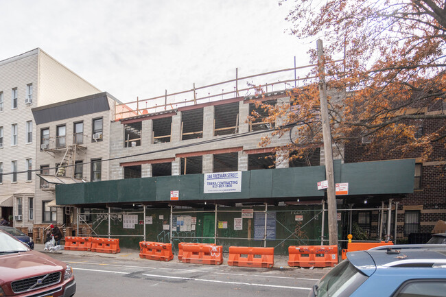 144 Freeman St in Brooklyn, NY - Foto de edificio - Building Photo