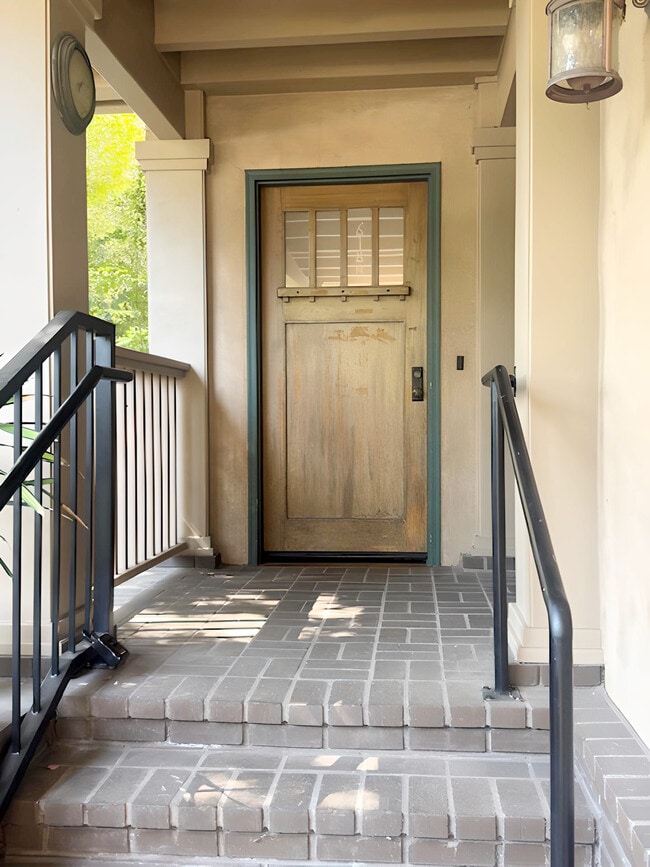 618 1/2 N Beachwood Dr in Los Angeles, CA - Building Photo - Building Photo