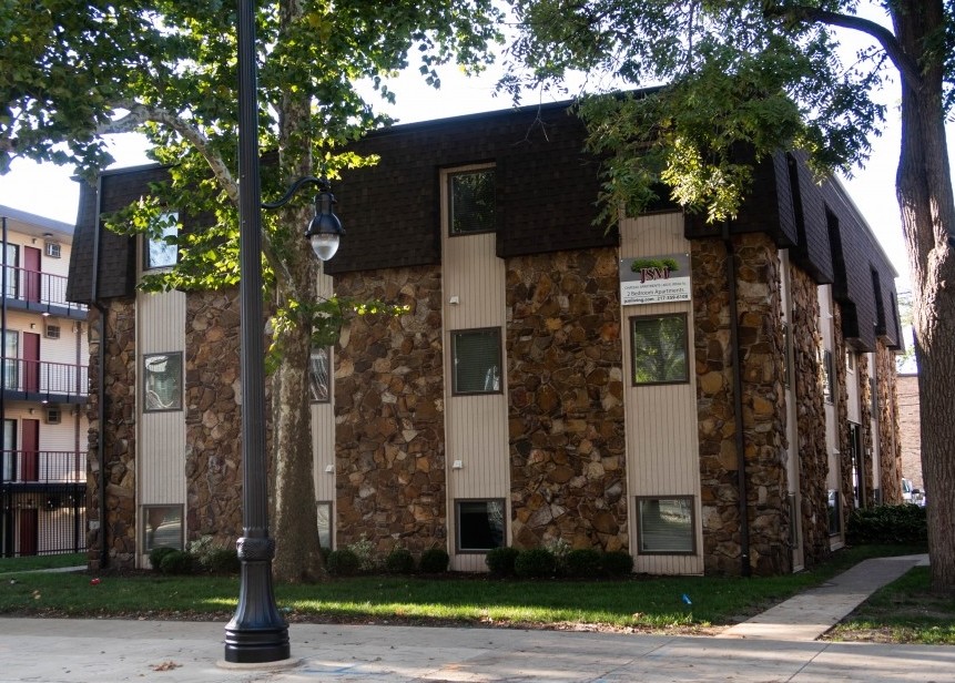 Chateau Apartments in Champaign, IL - Foto de edificio