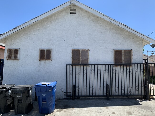 240 W Oliver St in San Pedro, CA - Building Photo - Building Photo