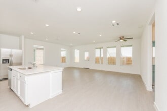 2237 Mustang Ghost Trl in Crandall, TX - Foto de edificio - Building Photo