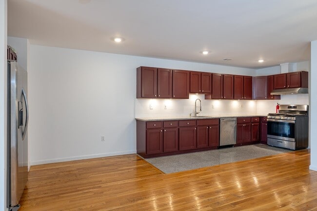 108 Claremont Ave in Jersey City, NJ - Foto de edificio - Building Photo