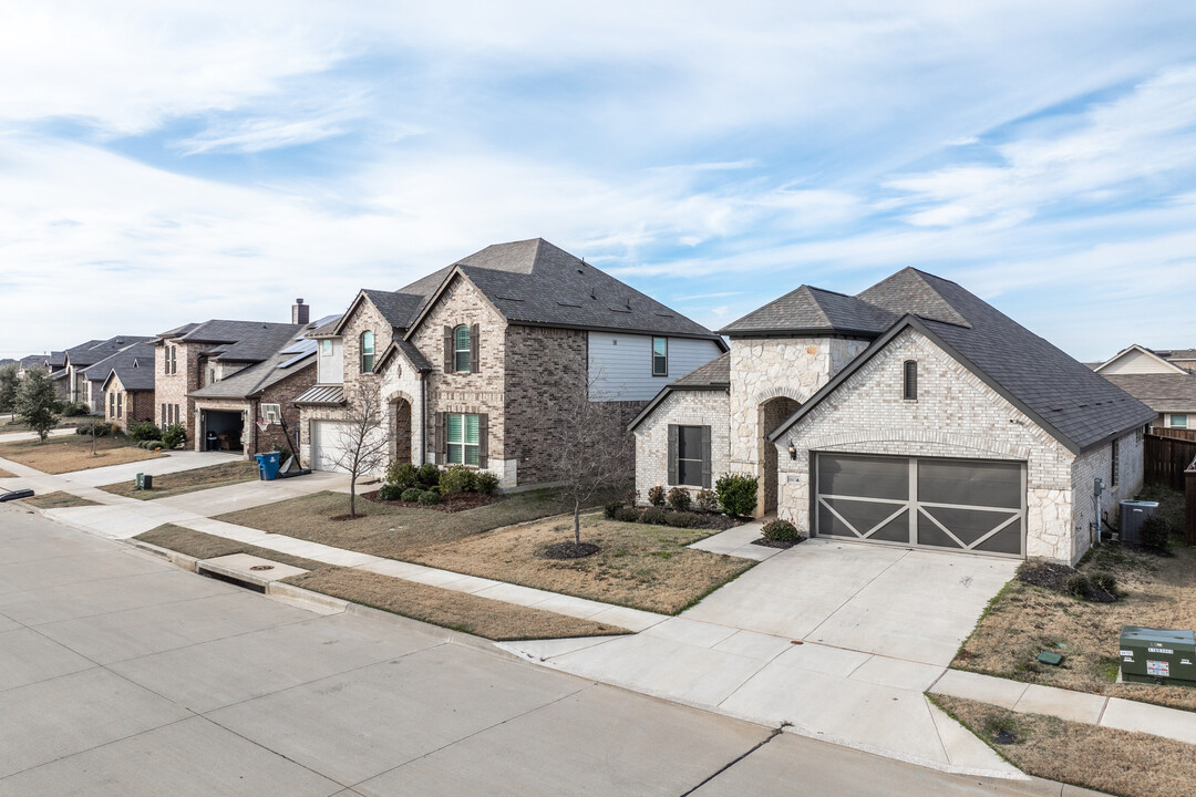 Lennar at Aspen Meadows in Aubrey, TX - Building Photo