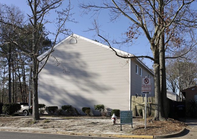 Lakewood West Apartments in Virginia Beach, VA - Foto de edificio - Building Photo