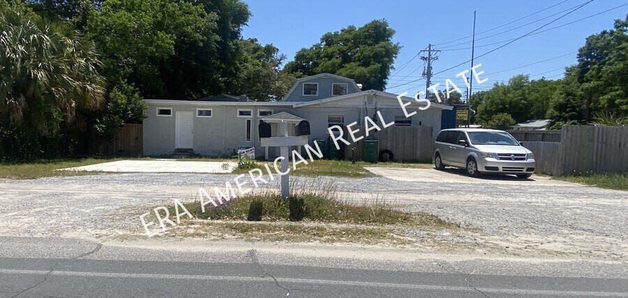 523 Bob Sikes Blvd in Fort Walton Beach, FL - Foto de edificio