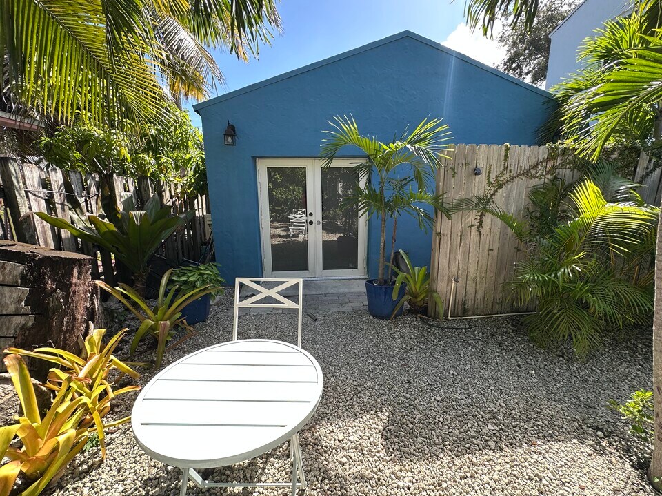 5619 N Miami Ave, Unit Cottage in Miami, FL - Building Photo