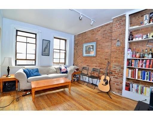 995 Myrtle St in Boston, MA - Building Photo