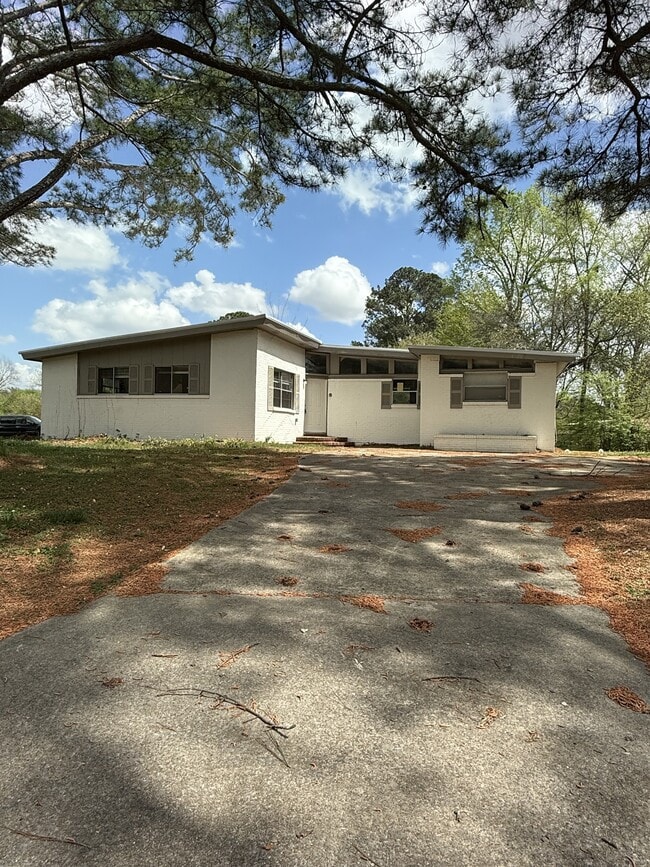 property at 913 Daniel Cir