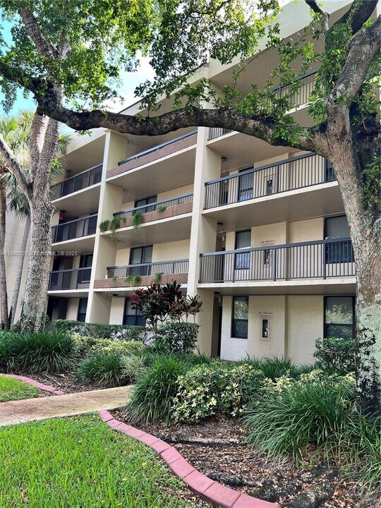 100 NW 76th Ave in Plantation, FL - Building Photo