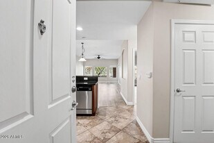 5450 E Deer Valley Dr in Phoenix, AZ - Building Photo