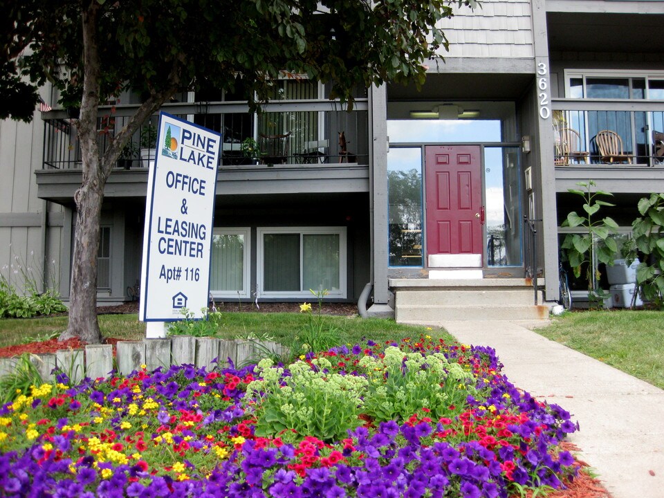 Pine Lake Apartments in Waterford, MI - Building Photo