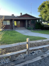 995 Grandview Ave, Unit Main House - 2 Bedroom in College Place, WA - Building Photo - Building Photo