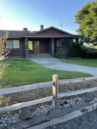 995 Grandview Ave, Unit Main House - 2 Bedroom in College Place, WA - Foto de edificio - Building Photo