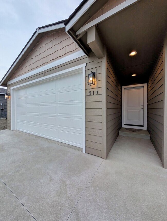 319 S Nevada Ave in East Wenatchee, WA - Building Photo - Building Photo