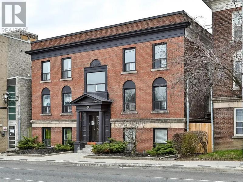 915 St Clair Ave W in Toronto, ON - Building Photo