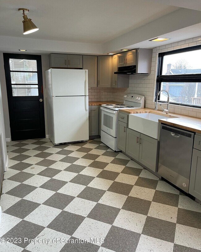 305 E Drinker St in Dunmore, PA - Building Photo - Building Photo