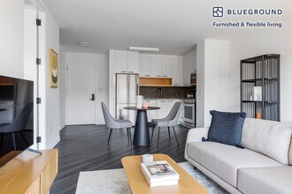 250 E Houston St in New York, NY - Building Photo - Building Photo