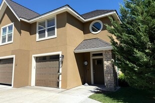 22 NE Hadley Way in College Place, WA - Building Photo