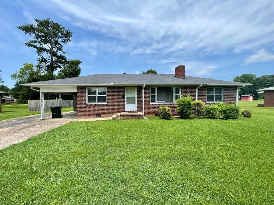 703 Meadowview St in Athens, AL - Building Photo