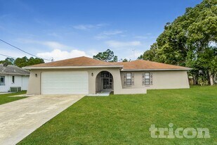 2001 Deborah Dr, Unit 310 in Spring Hill, FL - Building Photo