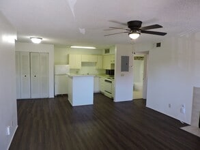 415 LAKEPOINTE Dr in Altamonte Springs, FL - Building Photo - Building Photo