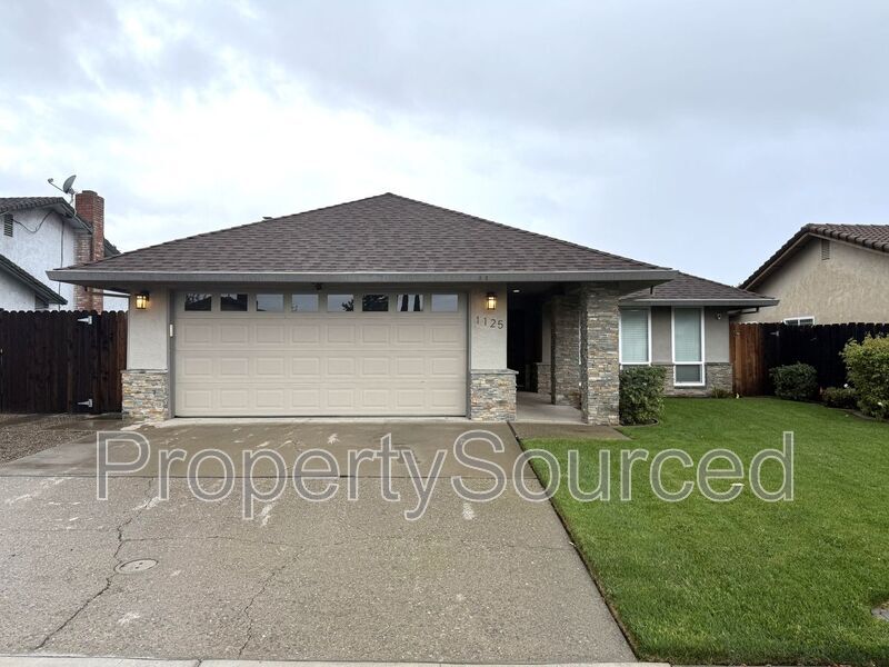 1125 Bridgeton Ave in Manteca, CA - Building Photo