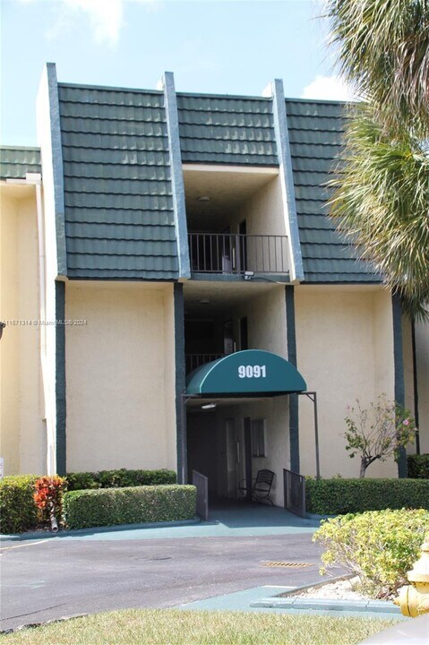 9091 Lime Bay Blvd in Tamarac, FL - Foto de edificio