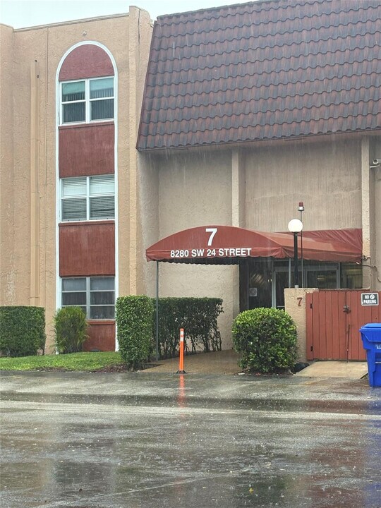 8280 SW 24th St in North Lauderdale, FL - Building Photo