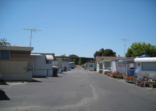 3875 Castro Valley Blvd in Castro Valley, CA - Foto de edificio - Building Photo