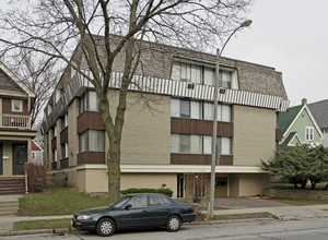 3355 N Oakland Avenue in Milwaukee, WI - Building Photo - Building Photo