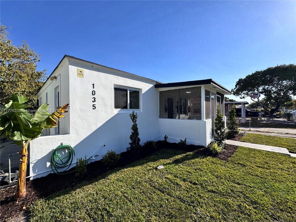 1035 Atlantic Ave in Opa Locka, FL - Building Photo