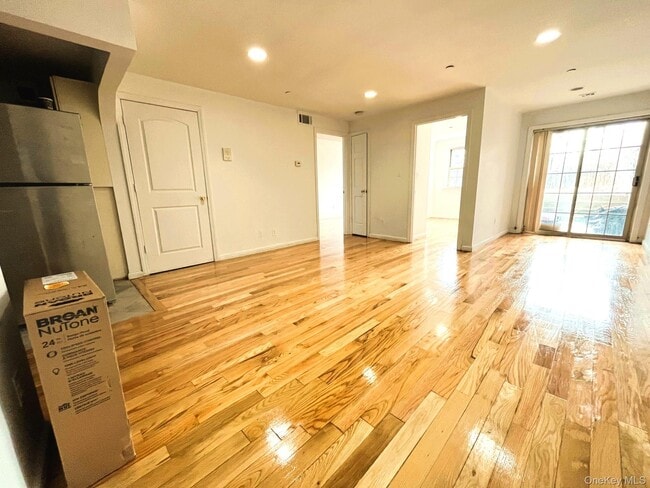 104-27 38th Ave in Queens, NY - Building Photo - Building Photo