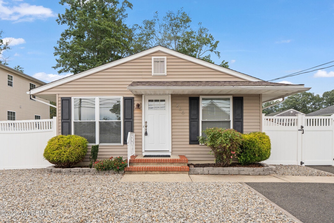266 Silver Bay Rd in Toms River, NJ - Building Photo
