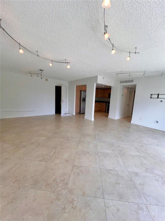 17600 N Bay Rd, Unit N304 in Sunny Isles Beach, FL - Building Photo - Building Photo
