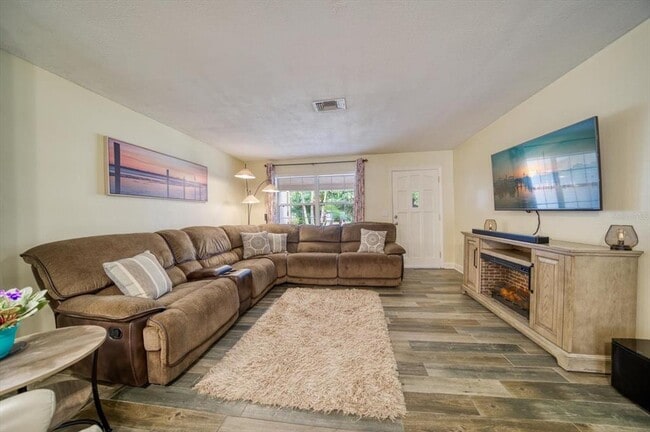 2202 Lauren Dr in Largo, FL - Building Photo - Building Photo