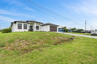 1233 NW 37th Ave in Cape Coral, FL - Foto de edificio - Building Photo