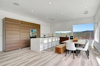 990 Alta Vista Rd in Simi Valley, CA - Foto de edificio - Building Photo