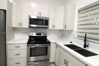 16223 Emerald Cove Rd in Weston, FL - Building Photo - Building Photo