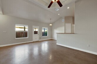 388 E faust, B in New Braunfels, TX - Foto de edificio - Building Photo