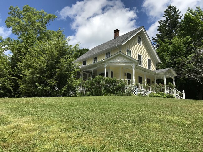 267 Main St in Salisbury, CT - Foto de edificio - Building Photo