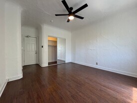 206 S Coronado St, Unit 206 in Los Angeles, CA - Building Photo