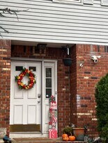 42 Townsend Dr in Matawan, NJ - Building Photo